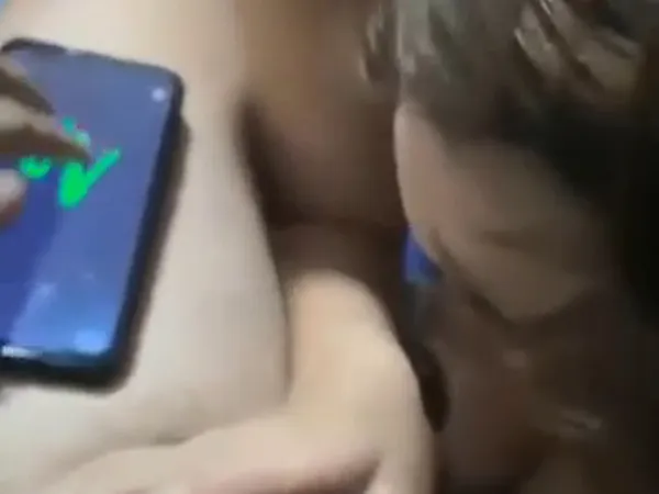 clip sex luong minh phuong Mèo con ngoan ngoãn liếm mút mặc cho anh vẫy sextoy bên dưới lồn